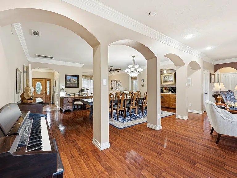 2720 Oates Dr — Photo 3