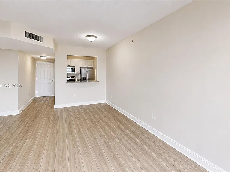 900 SW 8th St #1110 — Photo 5