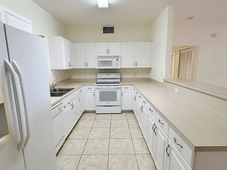 1075 Hancock Creek South Blvd #102 — Photo 2