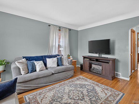 5th image of 1693 Riverbank St