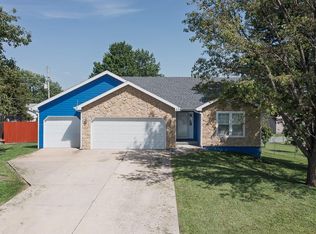 511 E 12th Ter, Tonganoxie, KS 66086