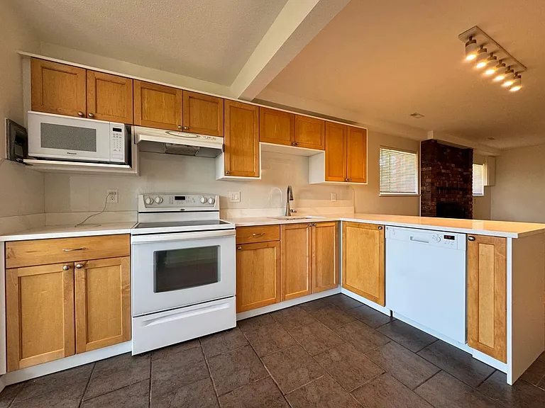 1140 Cloverley St #1140 — Photo 2