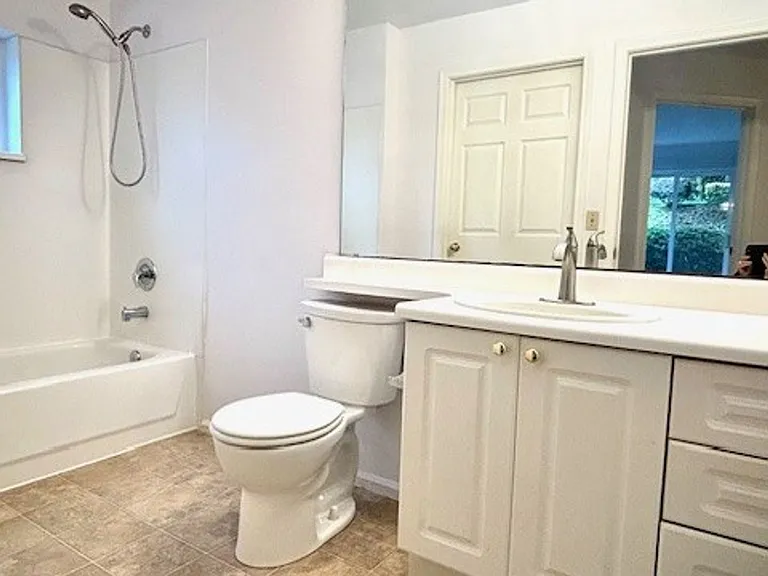 Bellevue Heights Apartments — Photo 21
