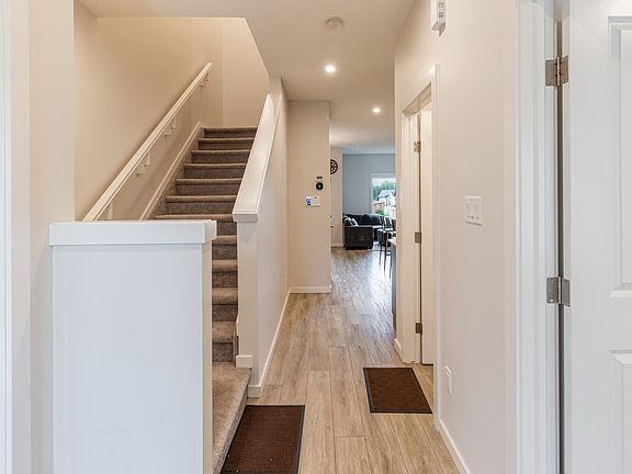 5th image of 304 36th Ave NW