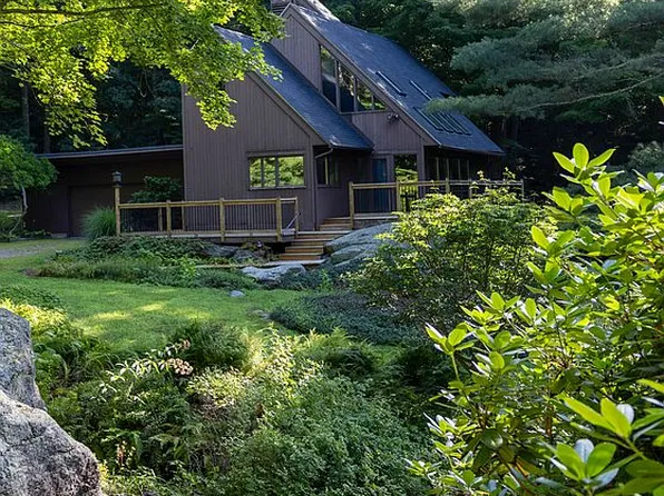 32 Burbank Rd, Tolland, CT 06084