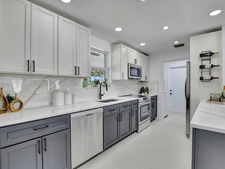 832 SW 10th Ave — Photo 6