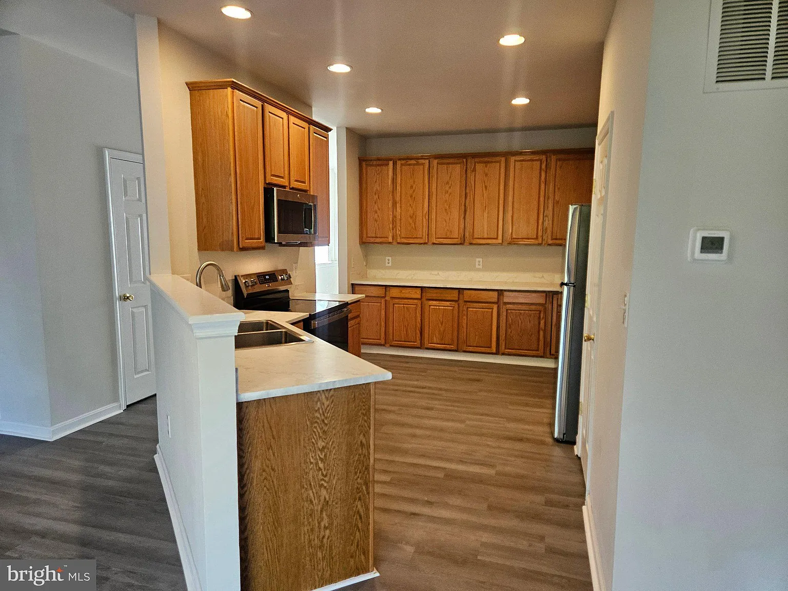 3 bed, 3.5 bath, 2275 sqft, $3,200 — Photo 4