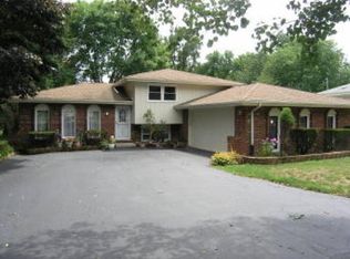 17W075 16th St, Oakbrook Terrace, IL 60181