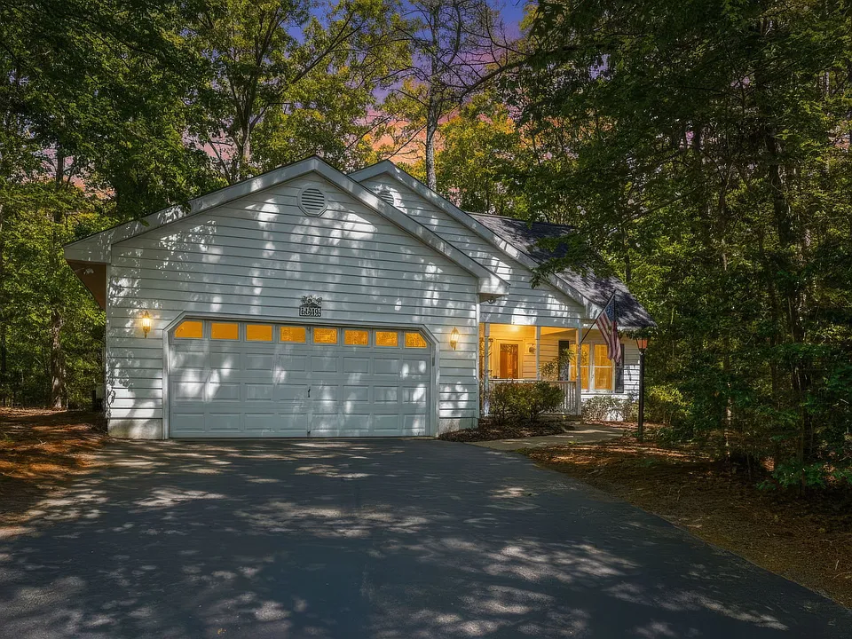 23015 Wedgewood Ln