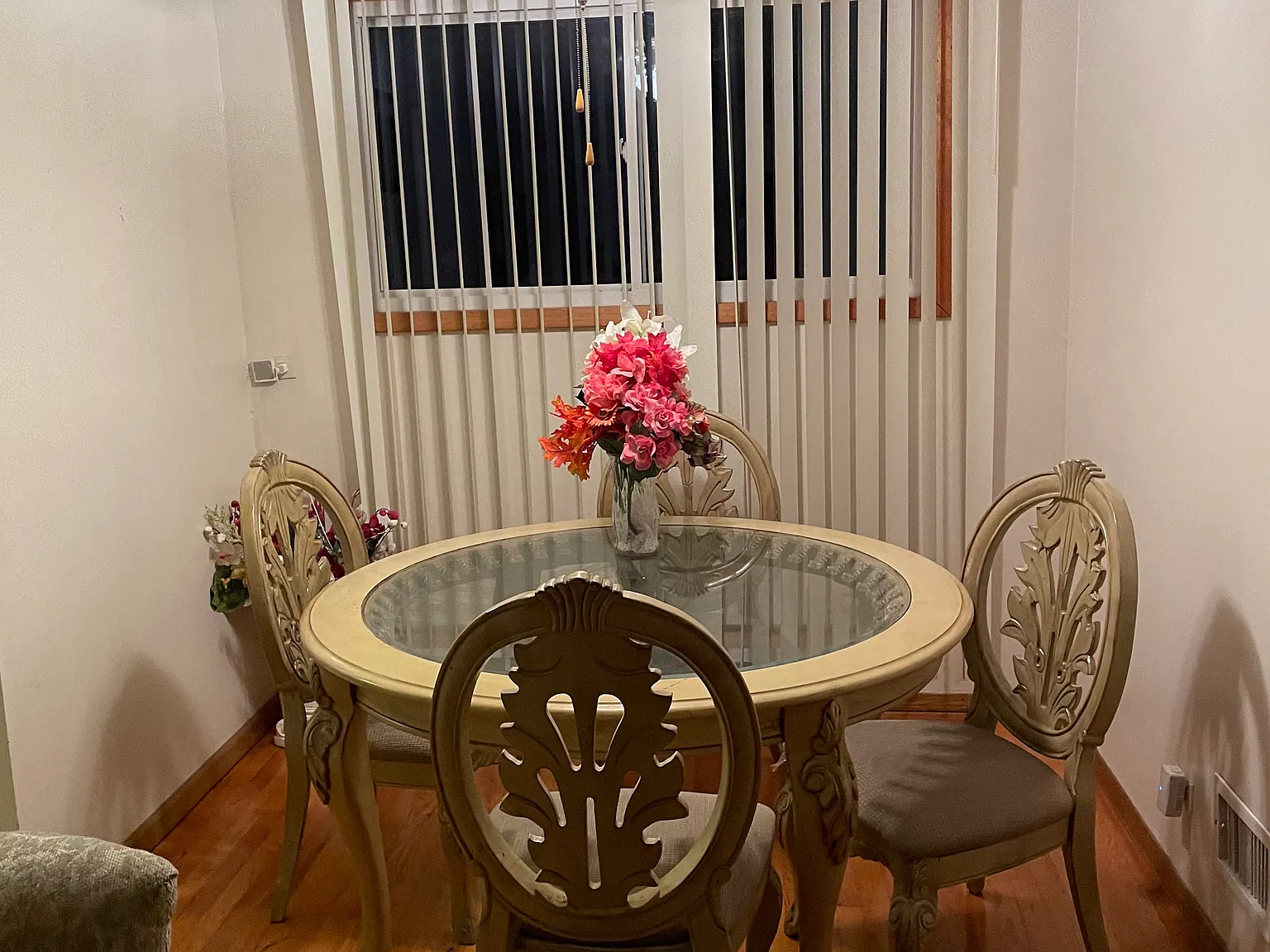 3 bed, 1.5 bath, 1042 sqft, $2,000 — Photo 2