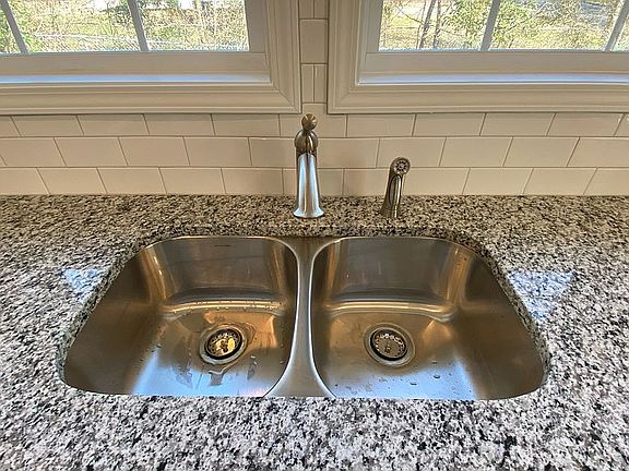 4th image of 1007 Earl St