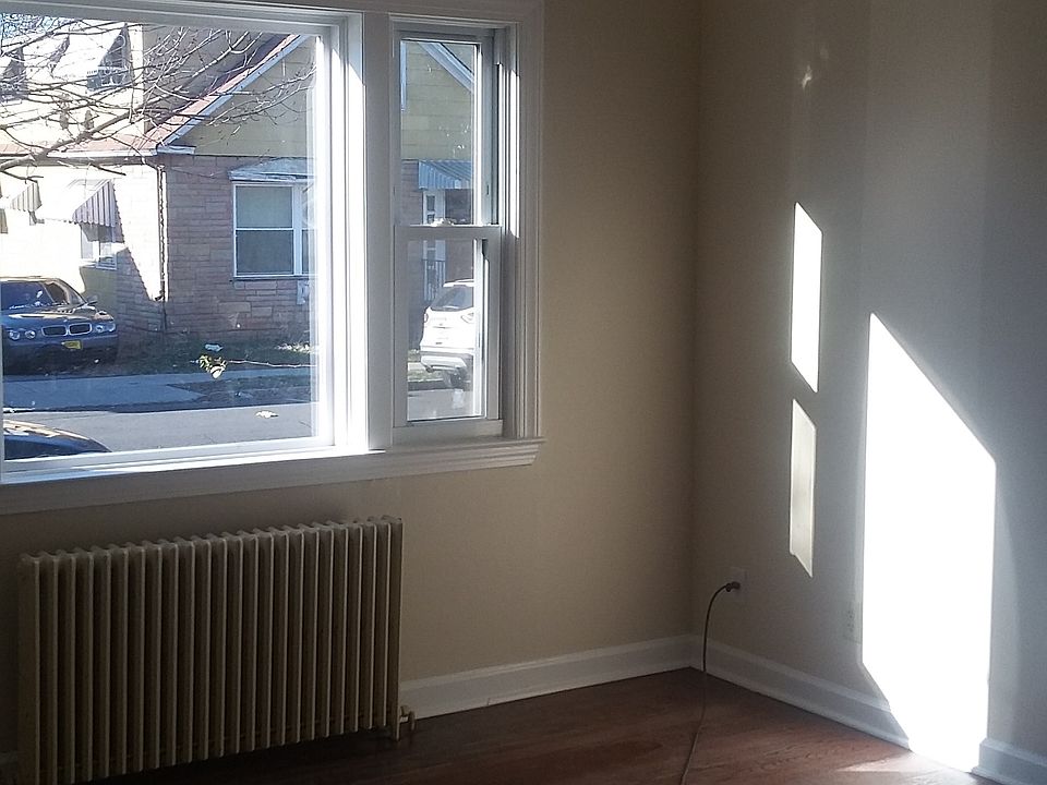Sunlit Living room w bay window