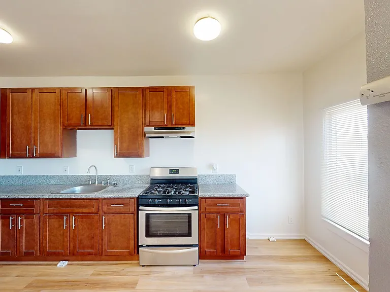 2805 E 16th Street — Photo 14