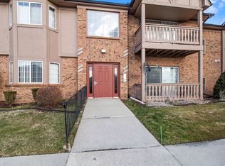 30566 Oakridge Manor Dr, Roseville, MI