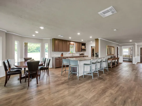 361 S Lakeside Dr, Huntsville, TX 77320