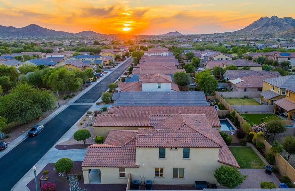 5 bed, 3.5 bath, 2882 sqft, $2,990 — Photo 3