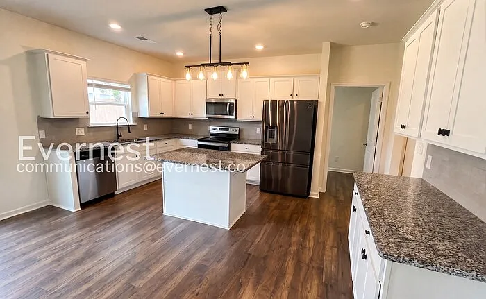5 bed, 5.0 bath, 3411 sqft, $3,095 — Photo 2