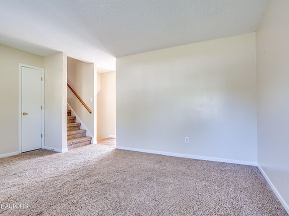 5th image of 105 Tracy Ln