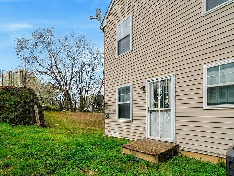 1121 Varney St SE — Photo 45