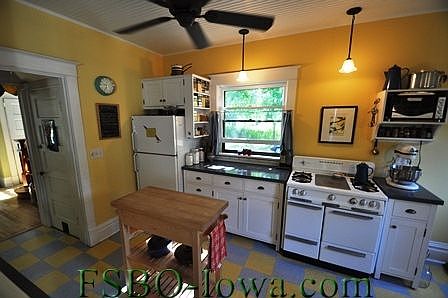 Spacious kitchen great for entertaining