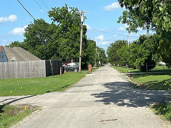 4th image of 902 S 83rd Ave E