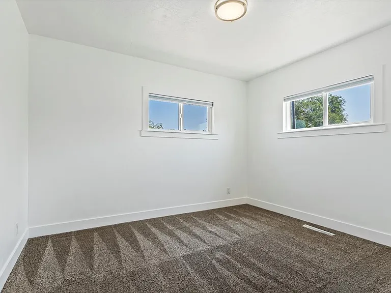 5750 S 4060 W — Photo 11