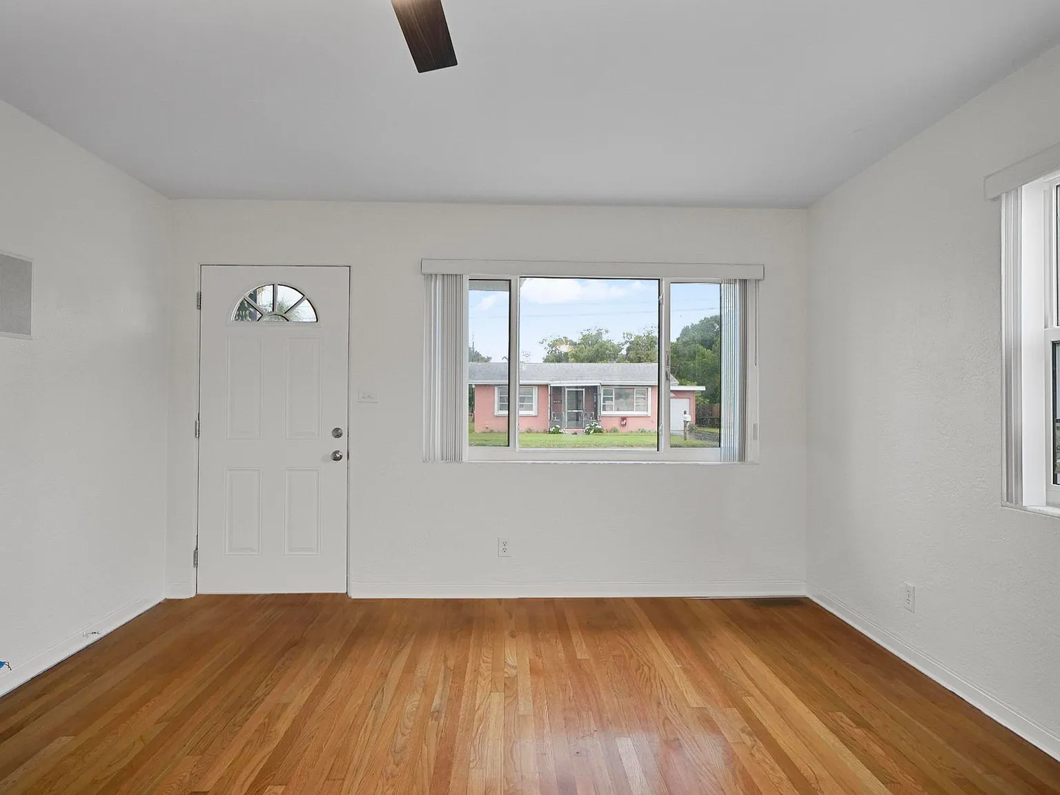 2 bed, 1004 sqft, $1,600 — Photo 3