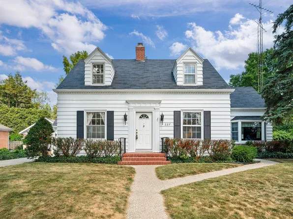 227 N Sunnybank Rd, Saint Joseph, MI 49085