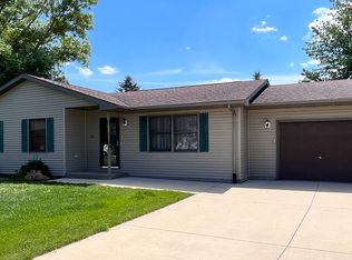 101 Parkview Ct, Colesburg, IA 52035