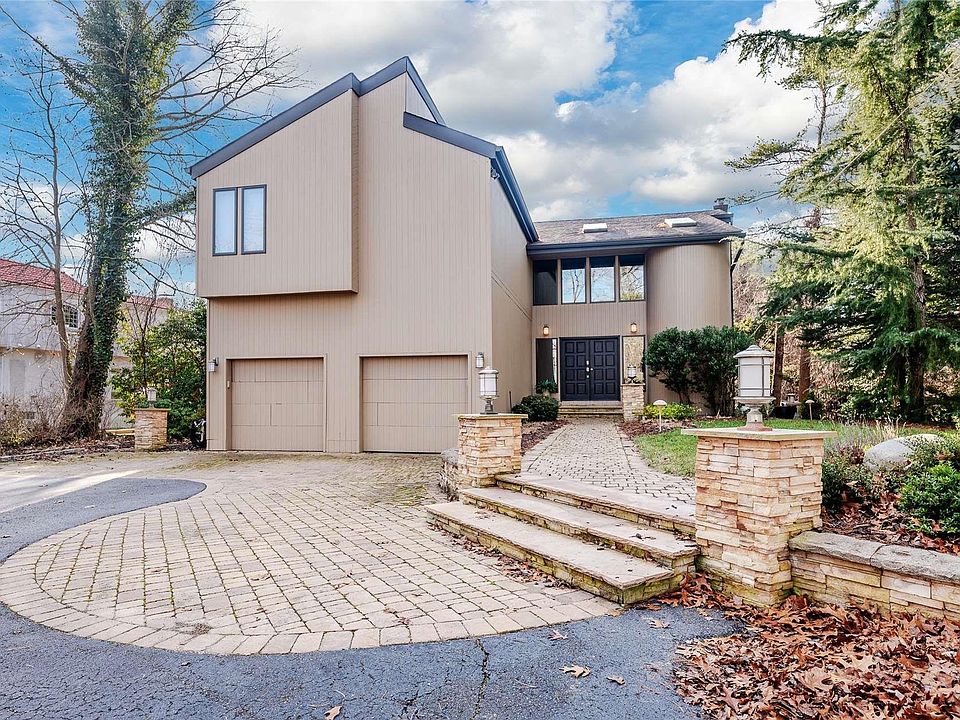 1st image of 210 Connetquot Drive