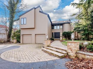 210 Connetquot Dr, Oakdale, NY 11769