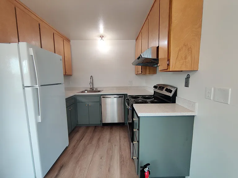 3270 Belmont Ave #3 — Photo 2