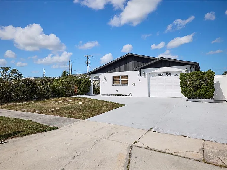 6804 N Hubert Ave — Photo 3