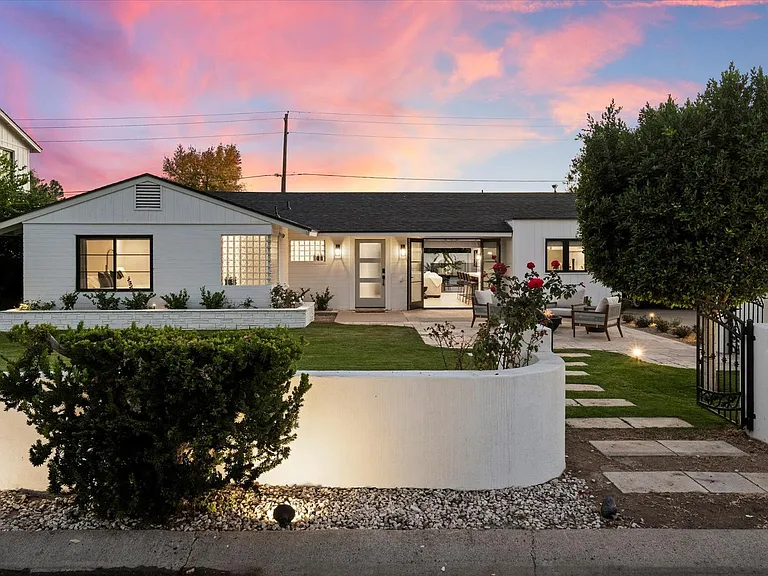 3827 E Hazelwood St — Photo 3