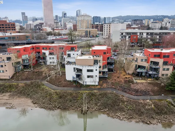 620 NW Naito Pkwy APT B7, Portland, OR 97209