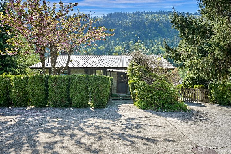 4th image of 371 Lakeside Drive