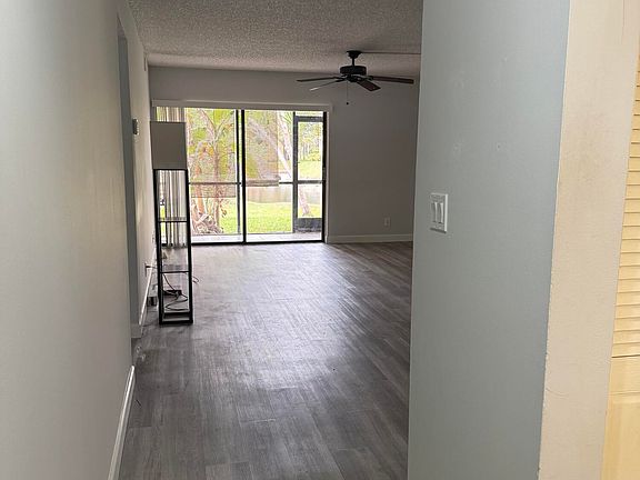 4th image of 912 SW 9th St Circle SW #101