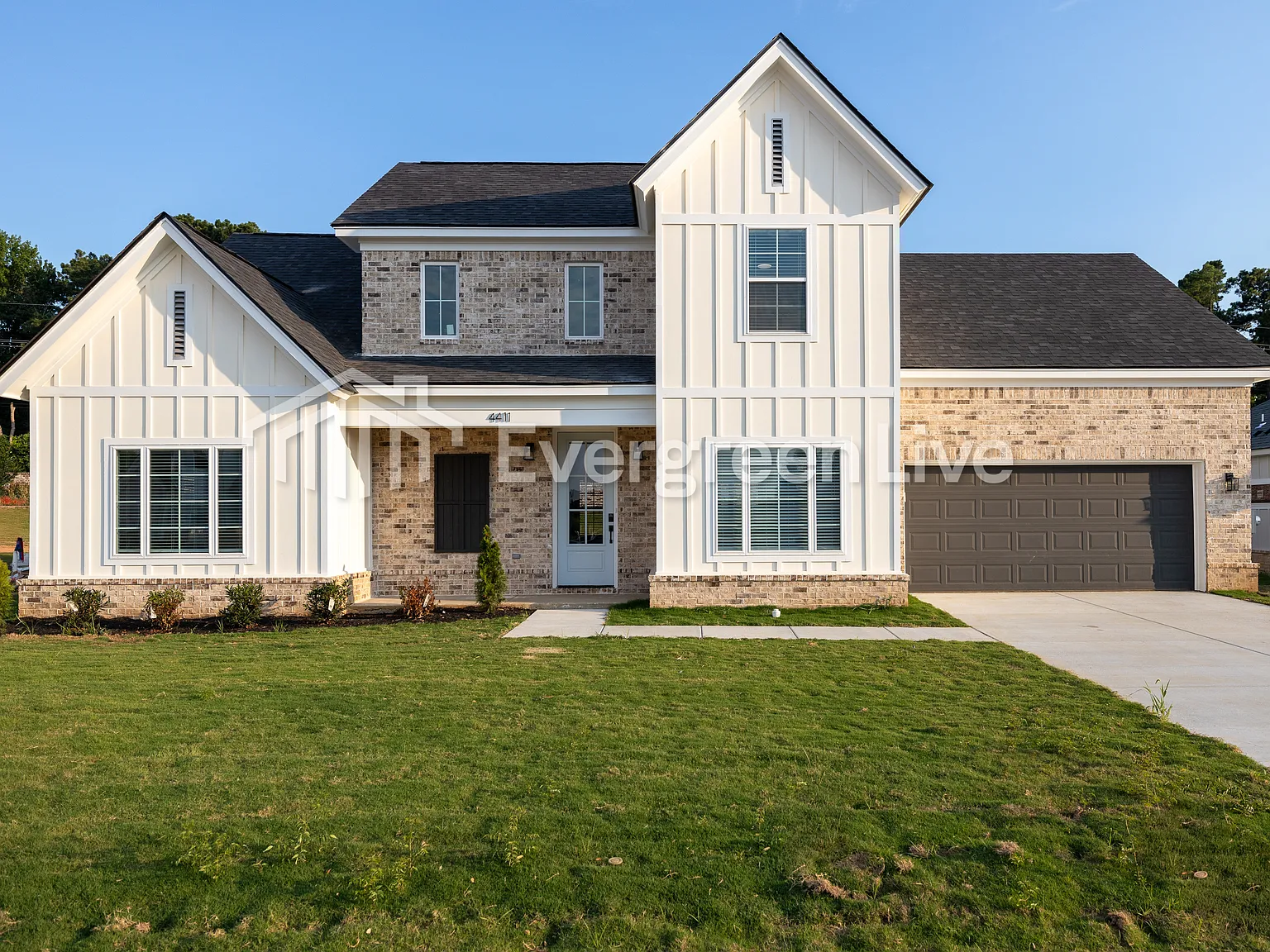 5 bed, 3.0 bath, 2400 sqft, $2,145 — Photo 2