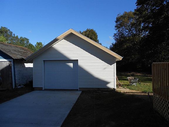3rd image of 302 E Meadow Heights Ave