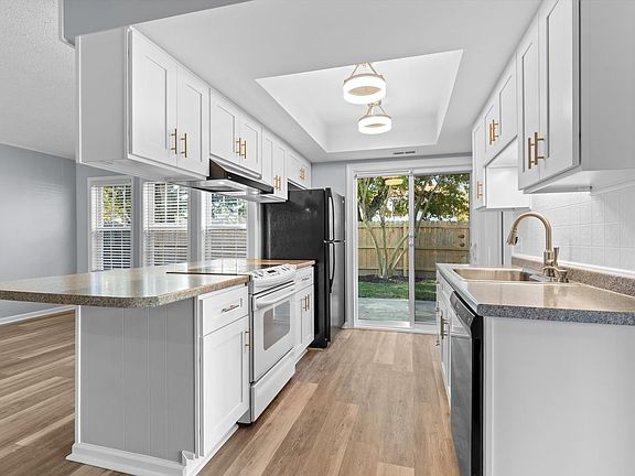 3rd image of 1001 White Oak Ct S