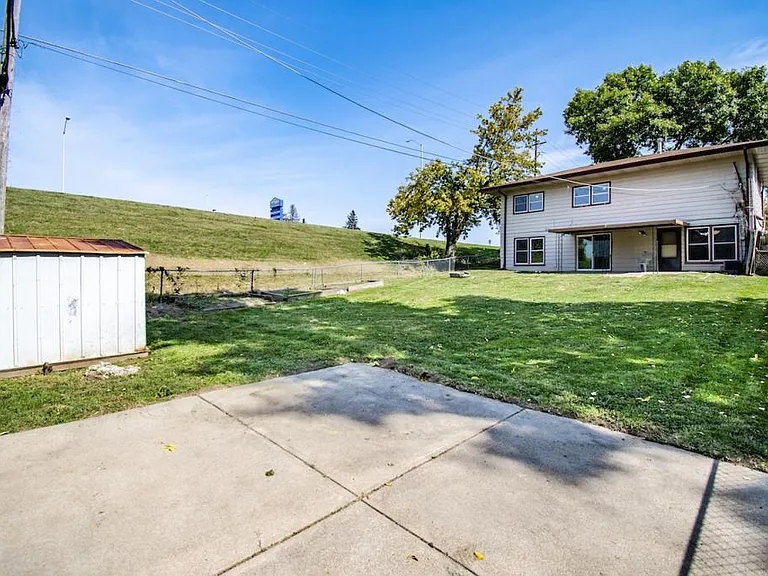 1220 Hillcrest Dr — Photo 25