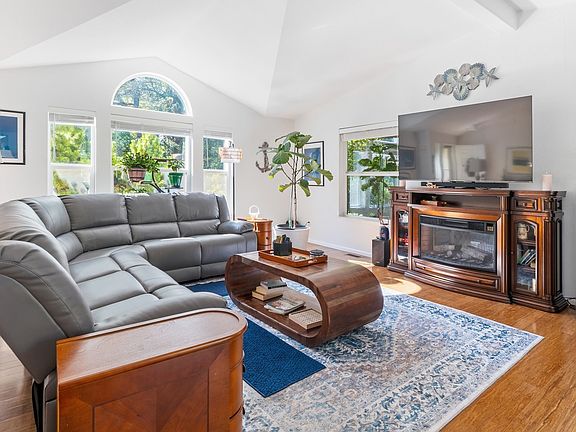 2nd image of 607 Glenbrook Cir