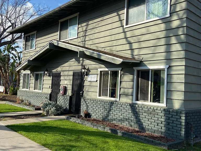 2415 E 6th St — Photo 2