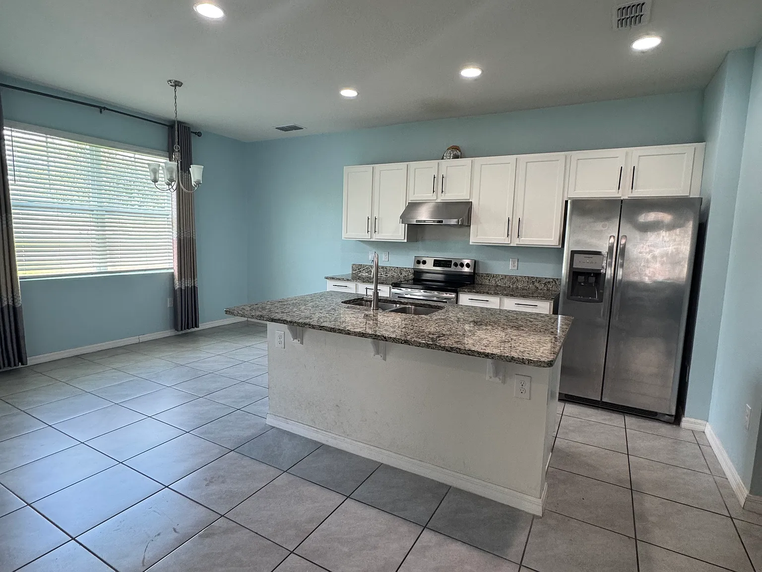3 bed, 2.5 bath, 1716 sqft, $2,100 — Photo 3