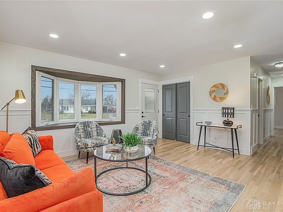 4th image of 4046 Larchview Dr