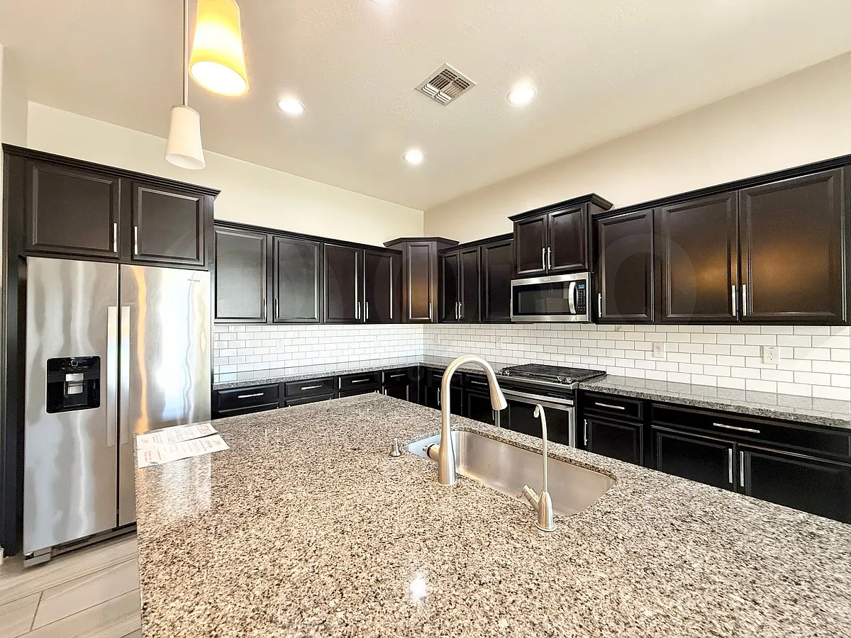 4 bed, 3.5 bath, 2362 sqft, $2,995 — Photo 3