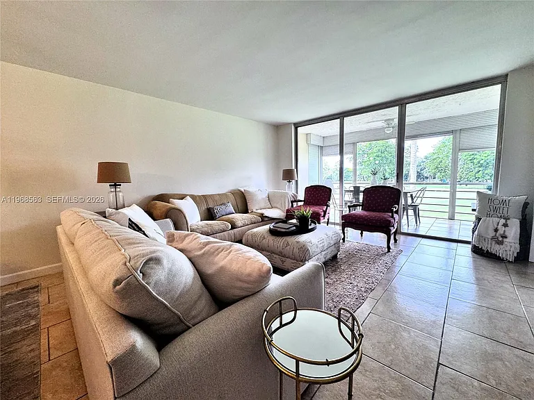 901 W Cypress Ln #201 — Photo 2