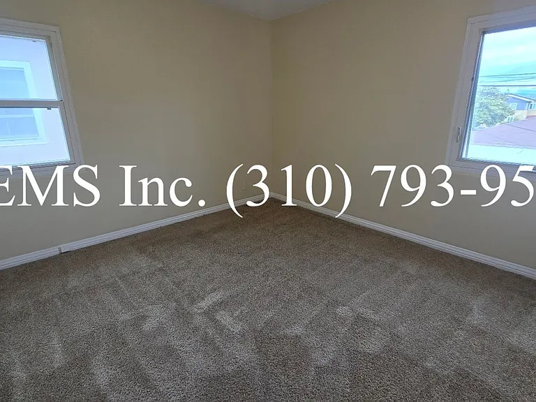 Bright Upstairs 1 Bedroom Apartment w/ Shared Garage Parking — Photo 12