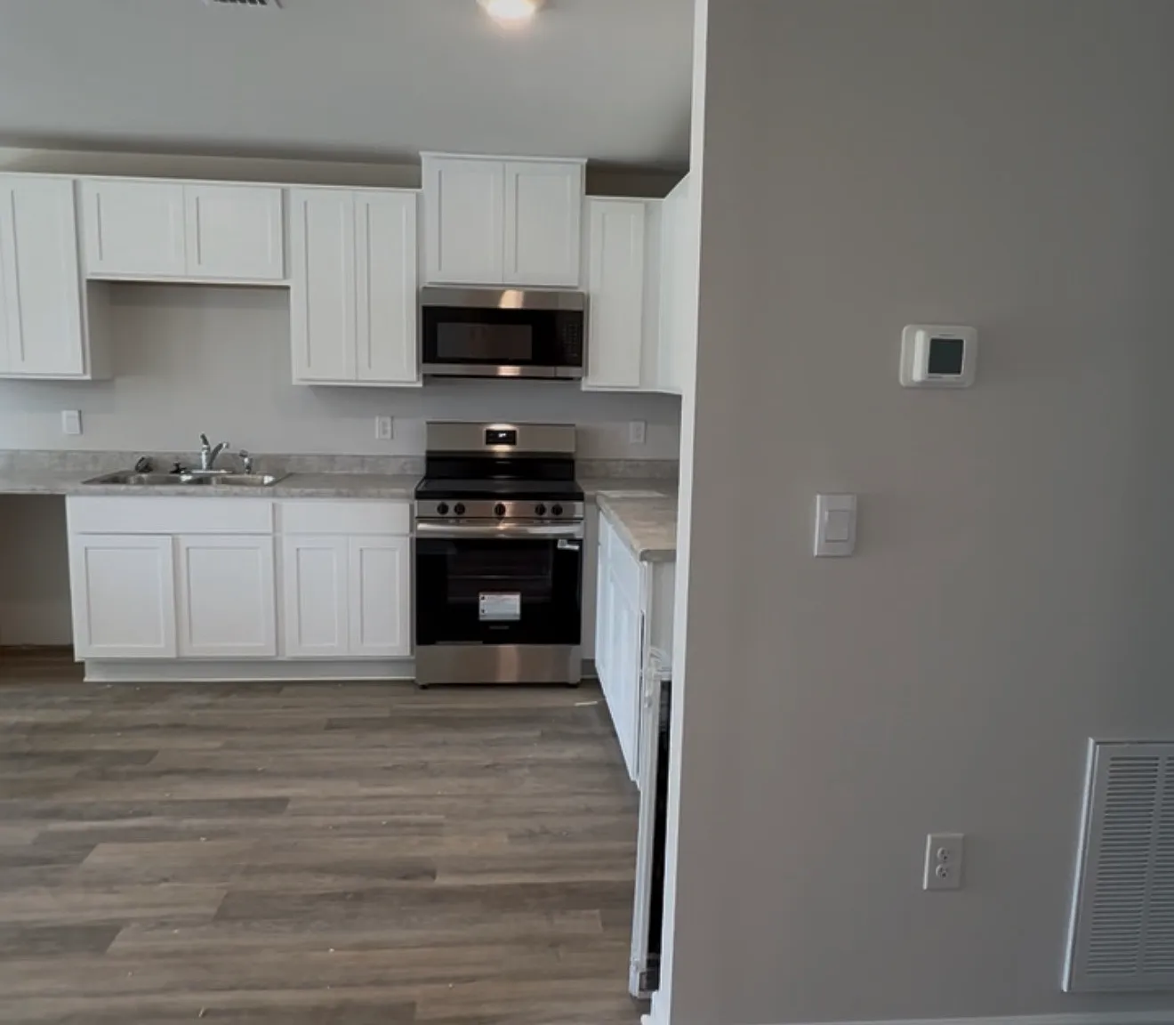 4 bed, 1439 sqft, $2,100 — Photo 3