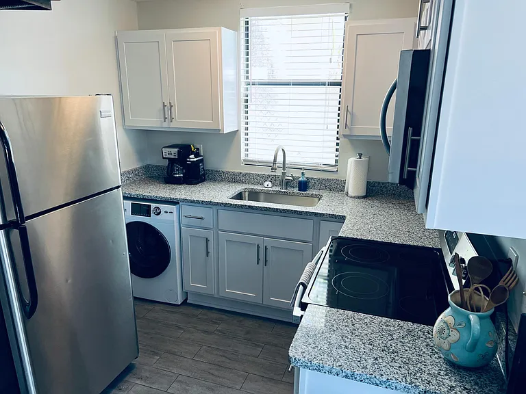 New Full Kitchen with washer/dryer combo